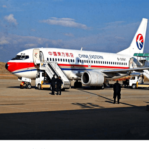 大连周水子航空空运航空快运业稳步发展的原因是什么？